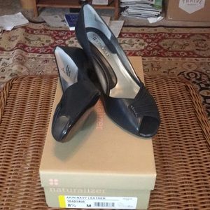 Naturalizer Navy Leather size 8 1/2 M NEVER WORN